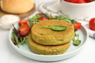 Beyaz fayanslı masada servis edilen salatalı lezzetli vejetaryen köfteleri, yakın plan.