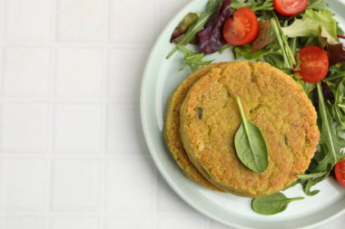 Beyaz fayanslı masada salatalı lezzetli vejetaryen köfteleri, üst manzara. Metin için boşluk