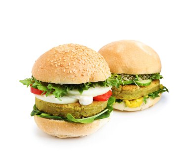 Lezzetli hamburgerler, vejetaryen köfteler ve sebzeler.