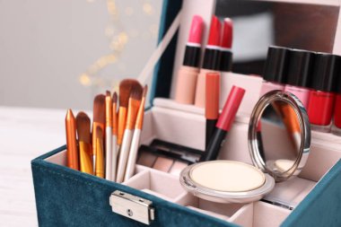 Masada farklı makyaj ürünleri var, yakın plan.