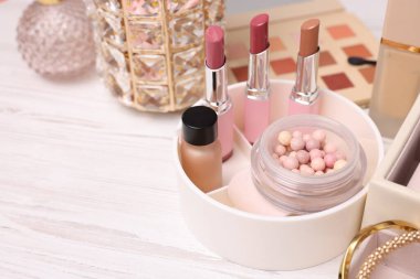 Makyaj ürünleri hafif ahşap masada, yakın plan. Metin için boşluk