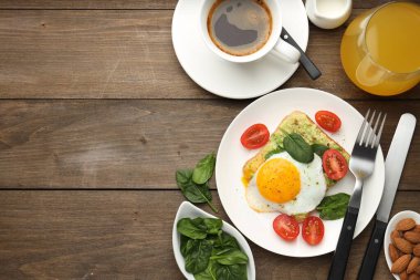 Tahta masada servis edilen avokado tostlu sağlıklı bir kahvaltı. Metin için boşluk