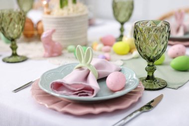 Paskalya kutlaması. Kapalı mekanda boyanmış yumurtalarla şenlik masası, yakın plan.