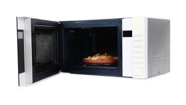 Modern mikrodalga fırında pişmiş patates dilimleri beyaza izole edilmiş.