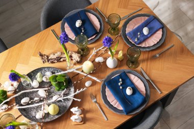 Paskalya kutlaması. Çiçekli şenlik masası ve kapalı alanda yumurtalar, düzlük.