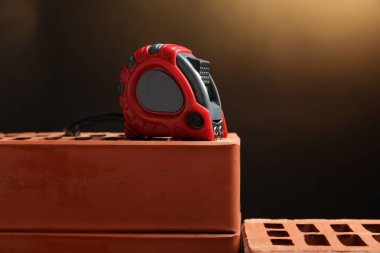 Kırmızı tuğlalar üzerindeki şerit, altın eğimli arka plana karşı, yakın çekim