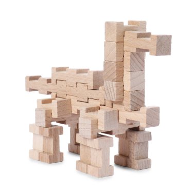 Tahta bloklardan yapılmış hayvan figürü beyaz üzerine izole edilmiş.