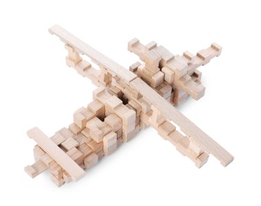 Tahta bloklardan yapılmış uçak beyaz üzerine izole edilmiş.