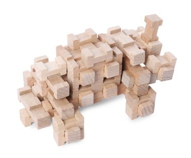 Beyaz üzerine izole edilmiş tahta bloklardan yapılmış araba figürü.