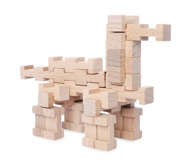 Tahta bloklardan yapılmış hayvan figürü beyaz üzerine izole edilmiş.