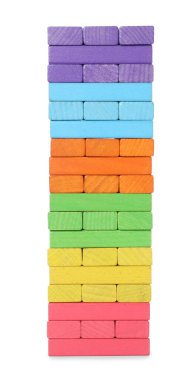Beyaz üzerine izole edilmiş ahşap bloklardan yapılmış renkli kule