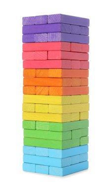 Beyaz üzerine izole edilmiş ahşap bloklardan yapılmış renkli kule