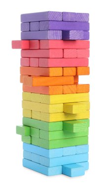 Beyaz üzerine izole edilmiş ahşap bloklardan yapılmış renkli kule