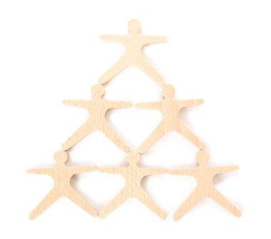 Tahta istiflenmiş akrobatlar beyazlar üzerinde izole edilmiş, üst manzara. Dengeleme oyunu