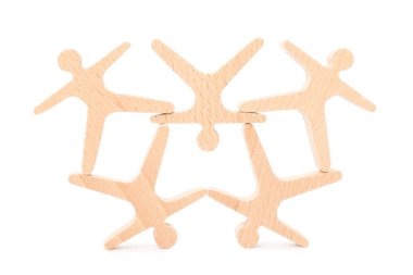 Tahta istiflenmiş akrobatlar beyazda izole edilmiş. Dengeleme oyunu