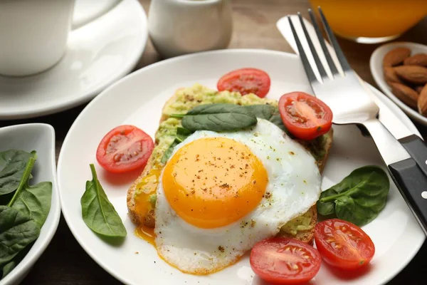 Tahta masada servis edilen avokado tostlu sağlıklı bir kahvaltı.