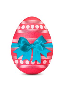 Beyaz üzerine izole edilmiş kırmızı paskalya yumurtası.