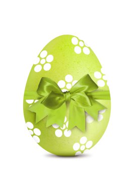 Yeşil Paskalya yumurtası deseni ve yayı beyaza izole edilmiş.