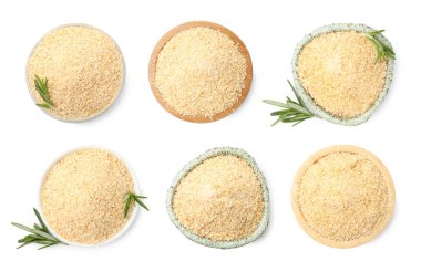 Beyaz arka planda kase içinde kurutulmuş sarımsak. Üst görünüm