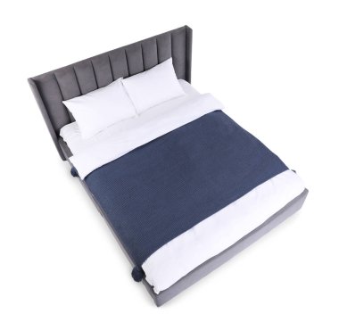 Temiz çarşafları olan büyük bir yatak, beyazın üstünde, manzaranın üstünde.