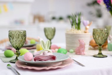 Paskalya kutlaması. Kapalı mekanda boyanmış yumurtalarla şenlik masası, yakın plan.