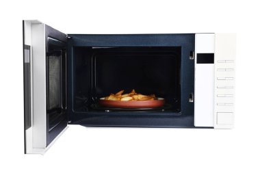 Modern mikrodalga fırında pişmiş patates dilimleri beyaza izole edilmiş.