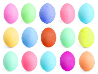 Beyaz arka planda kutlamak için boyanmış Paskalya yumurtaları.