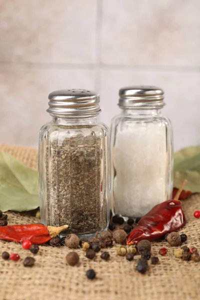 Çuval bezinde baharat olan tuzluk ve biberlikler bulanık arka planda, yakın plan