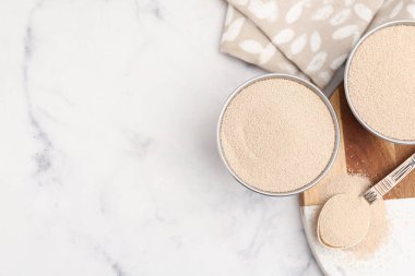 Beyaz mermer masada kuru maya, düz bir şekilde yatıyordu. Metin için boşluk