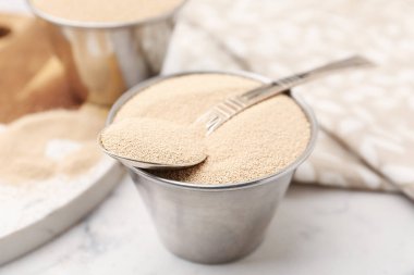 Beyaz mermer masada kuru maya, yakın plan.