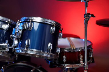 Tom kırmızı gradyan arka planda davul çalıyor, yakın plan