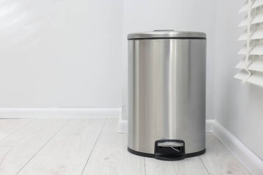 Kapalı alanda metal çöp kutusu, metin için boşluk