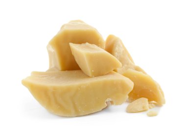 Doğal kakao yağı parçaları beyaza izole edilmiş.