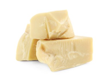 Doğal kakao yağı parçaları beyaza izole edilmiş.