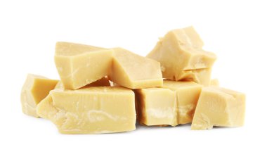 Doğal kakao yağı parçaları beyaza izole edilmiş.