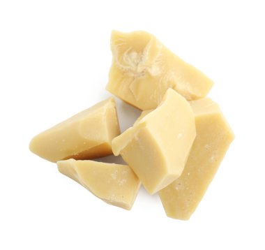 Doğal kakao yağı parçaları beyaza izole edilmiş.