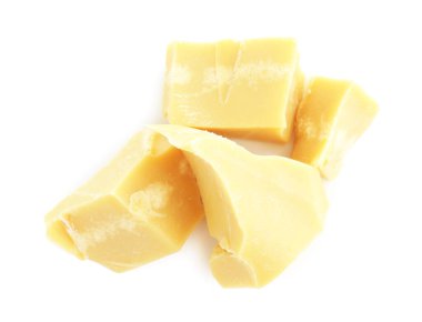 Doğal kakao yağı parçaları beyaza izole edilmiş.