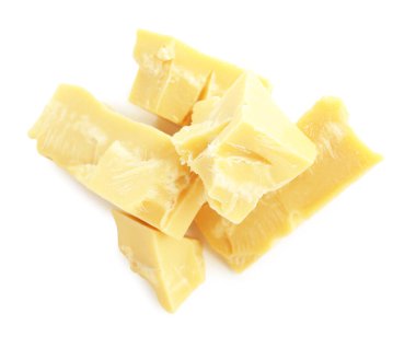 Doğal kakao yağı parçaları beyaza izole edilmiş.