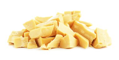 Doğal kakao yağı parçaları beyaza izole edilmiş.