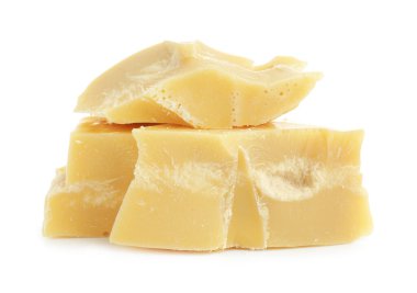 Doğal kakao yağı parçaları beyaza izole edilmiş.