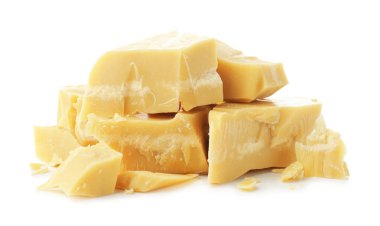 Doğal kakao yağı parçaları beyaza izole edilmiş.