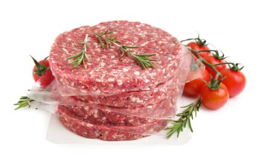 Biberiyeli pişirilmemiş köfteler ve beyaz domatesler.