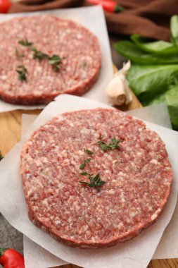 Masada kekik, sarımsak ve marul ile pişirilmemiş köfte, yakın plan.