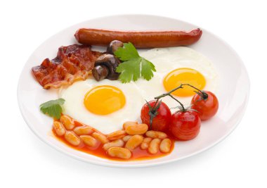 Lezzetli geleneksel İngiliz kahvaltısı beyaz üzerine izole