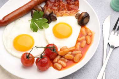 Geleneksel İngiliz kahvaltısı açık gri masada servis edilir, yakın plan.