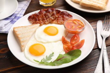 Geleneksel İngiliz kahvaltısı ahşap masada servis edilir, yakın plan.