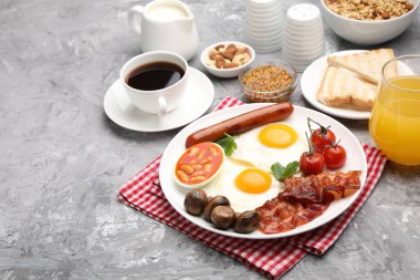 Geleneksel İngiliz kahvaltısı desenli gri masada servis edilir.