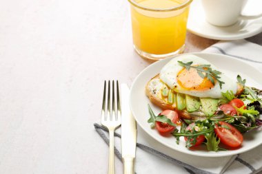Avokado tostlu sağlıklı bir kahvaltı. Masada servis ediliyor, yakın plan. Metin için boşluk