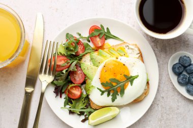 Avokado tostlu sağlıklı bir kahvaltı.