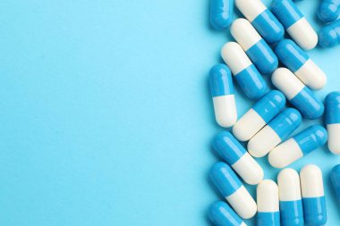 Açık mavi arka planda haplar, düz yatış. Metin için boşluk
